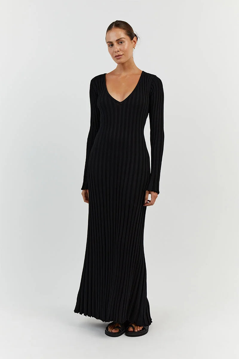 Zwarte gebreide maxi jurk met V-hals en ribpatroon – Ivory & Silk herfstcollectie