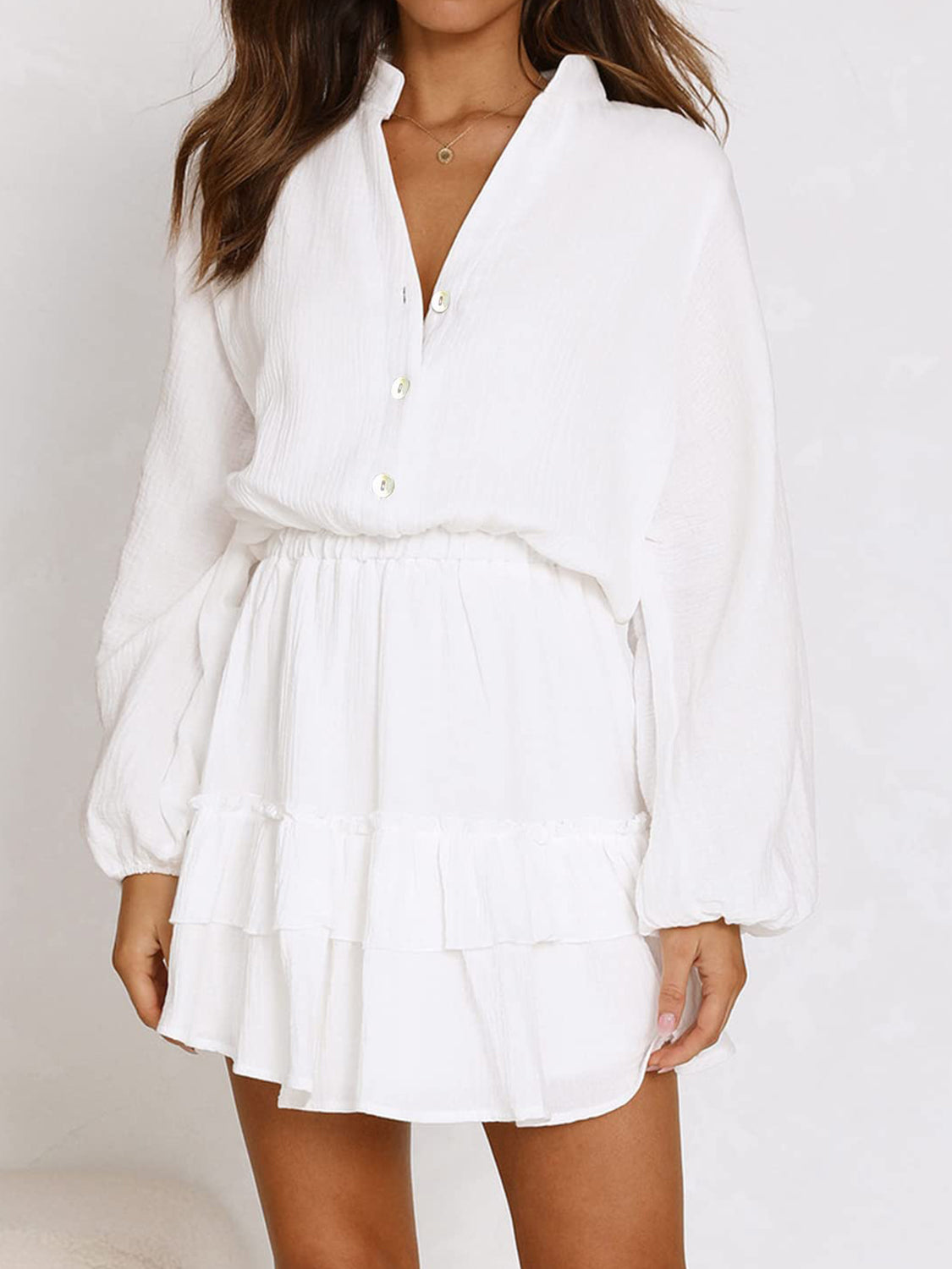 Witte mini jurk met volants, knoopsluiting en lange mouwen – luchtig zomerjurkje voor vakantie, casual chic of diner.