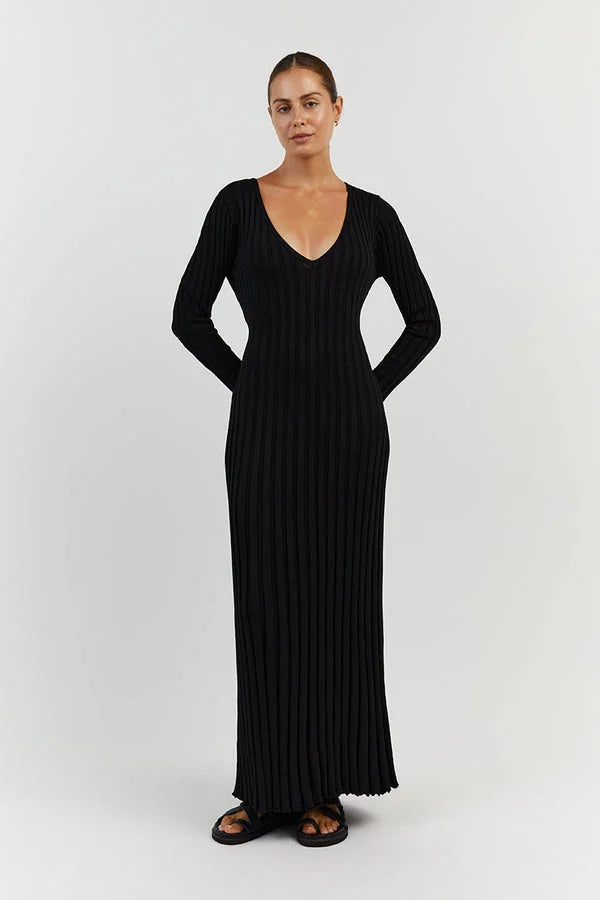 Zwarte gebreide maxi jurk met V-hals en ribpatroon – Ivory & Silk herfstcollectie