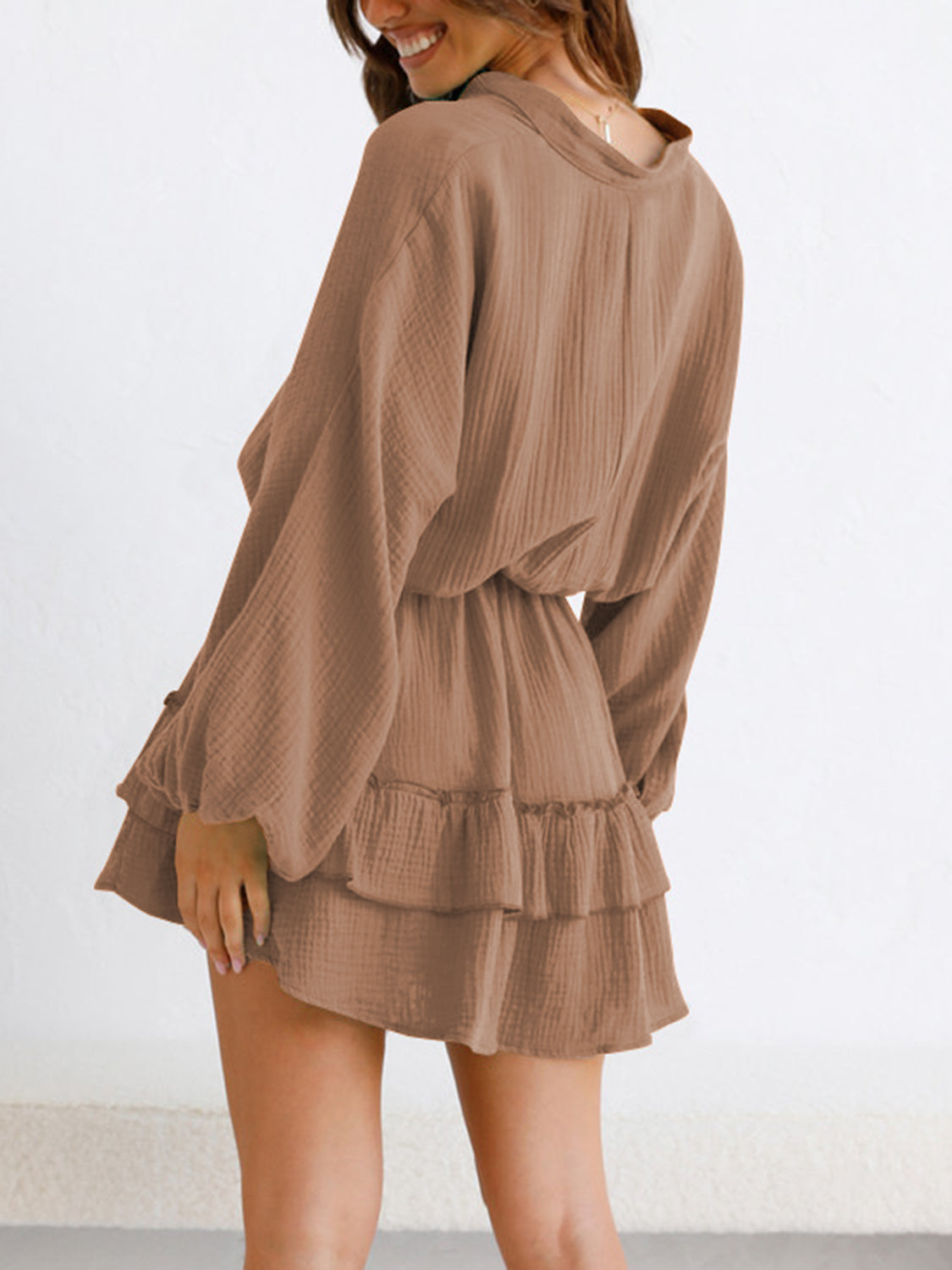 Bruine mini jurk met volants, knoopsluiting en lange mouwen – luchtig zomerjurkje voor vakantie, casual chic of diner.