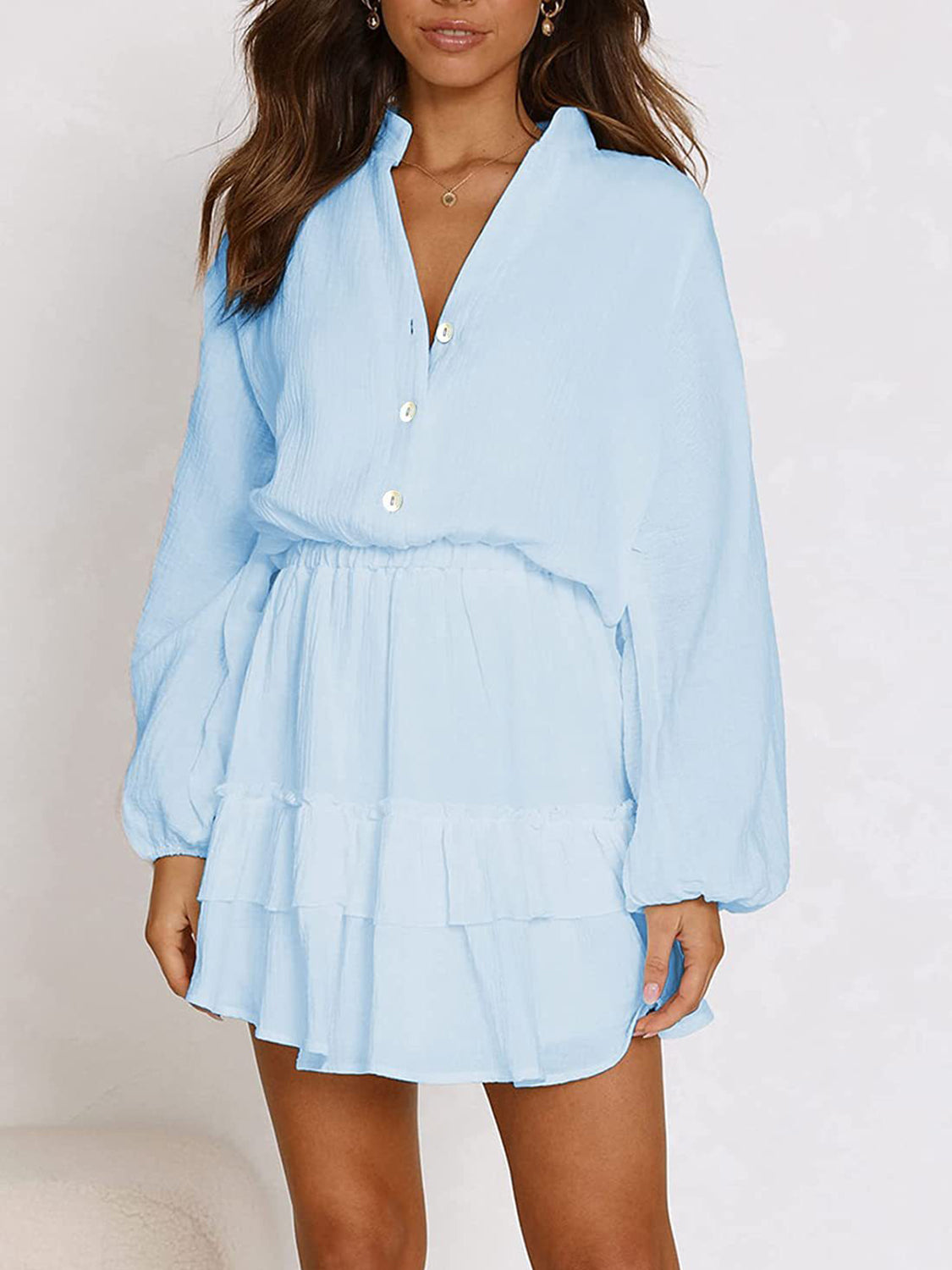 Blauwe mini jurk met volants, knoopsluiting en lange mouwen – luchtig zomerjurkje voor vakantie, casual chic of diner.