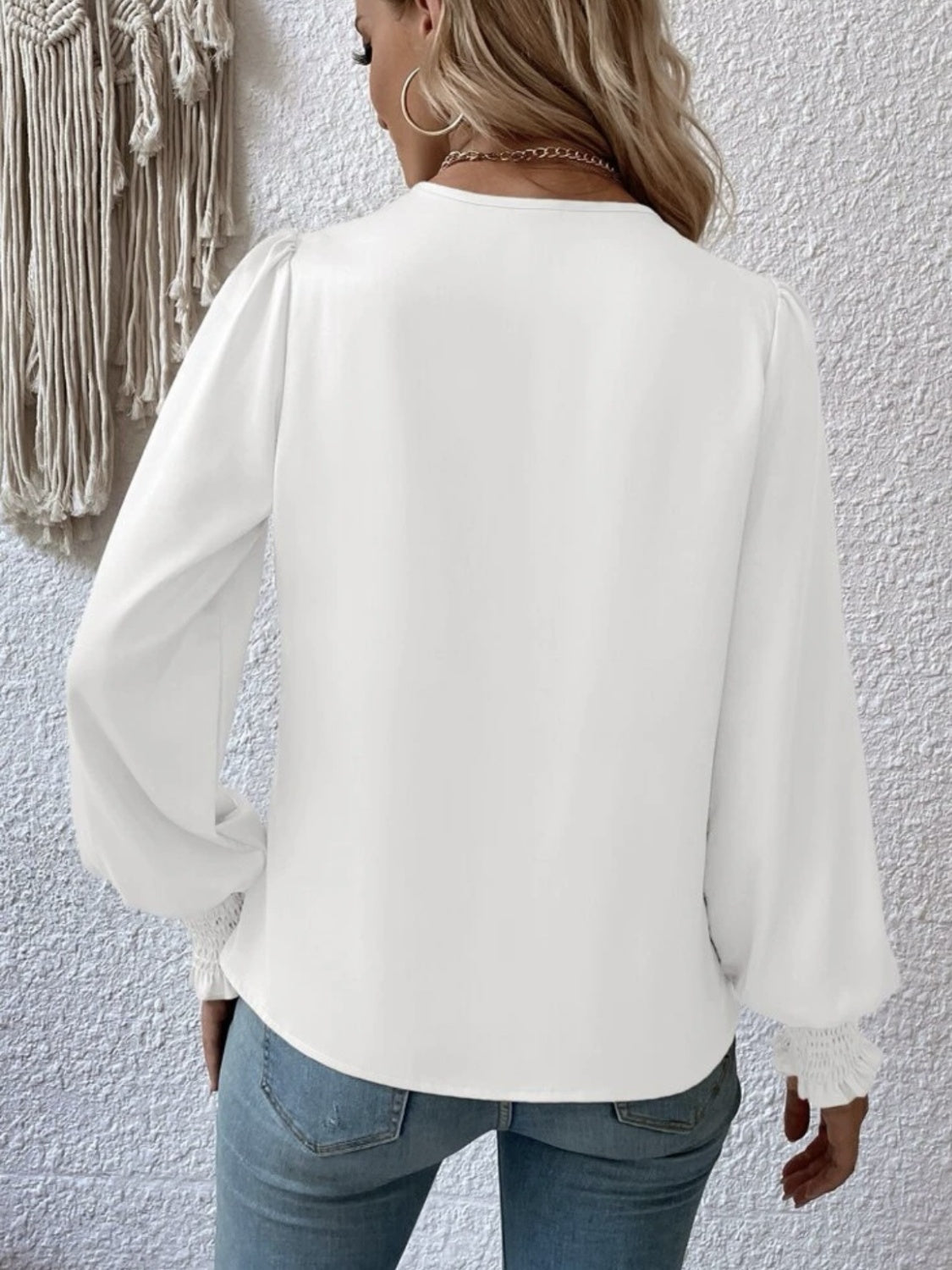 Isla satijnen overslagblouse in wit met lange mouwen voor dames