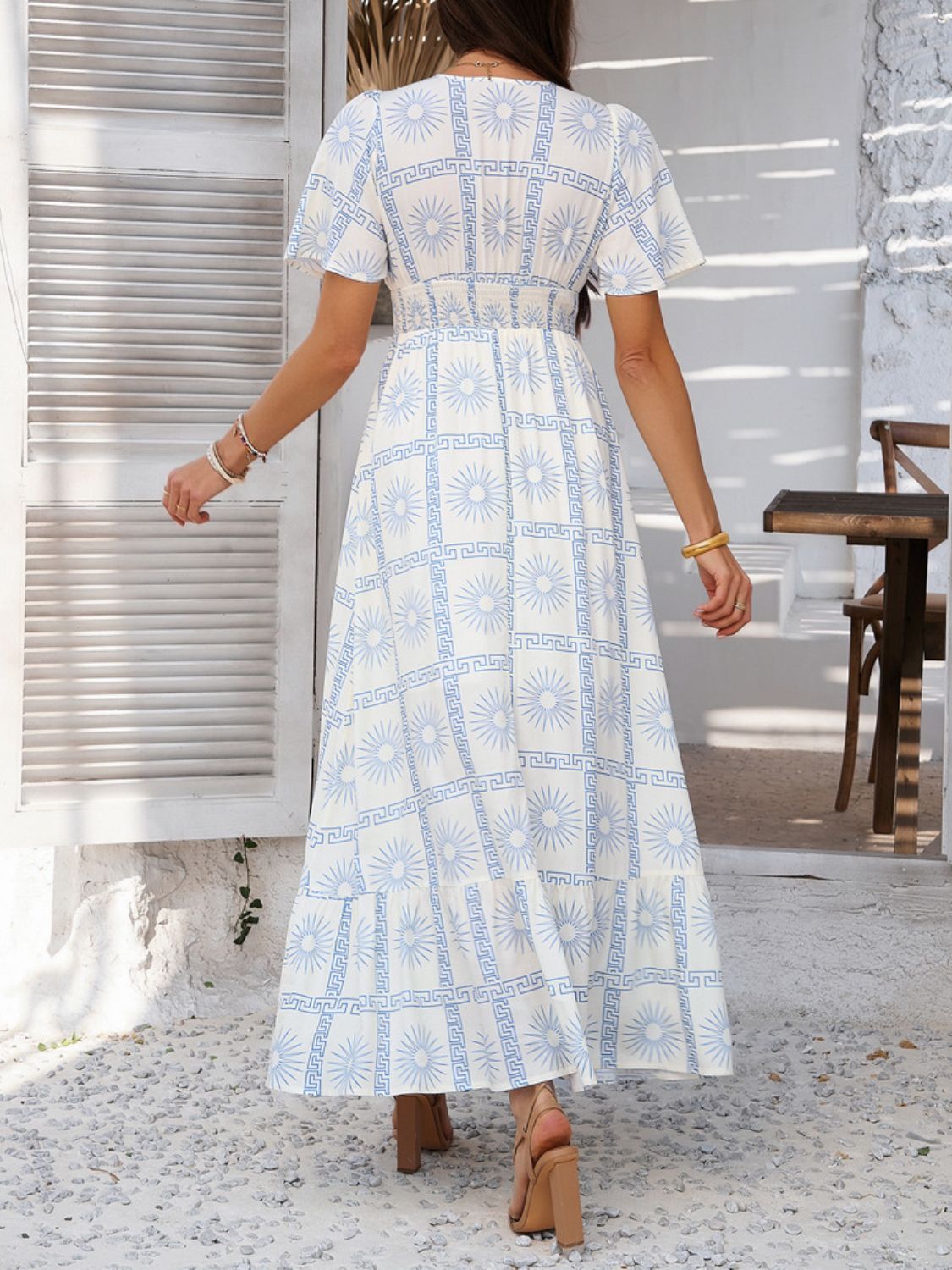 Kleurrijke maxi jurk met bloemenprint, V-hals en korte vlindermouwen – ideaal voor tuinfeesten, vakanties en bruiloften als gast.