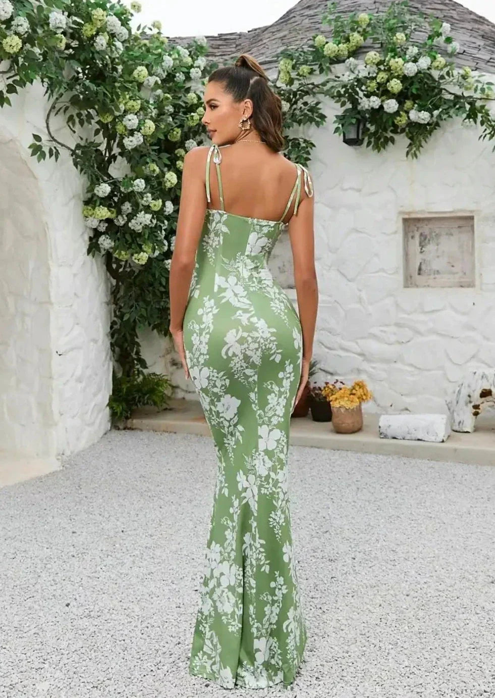 Taylor groene maxi jurk met bloemenprint en strikbandjes achterkant