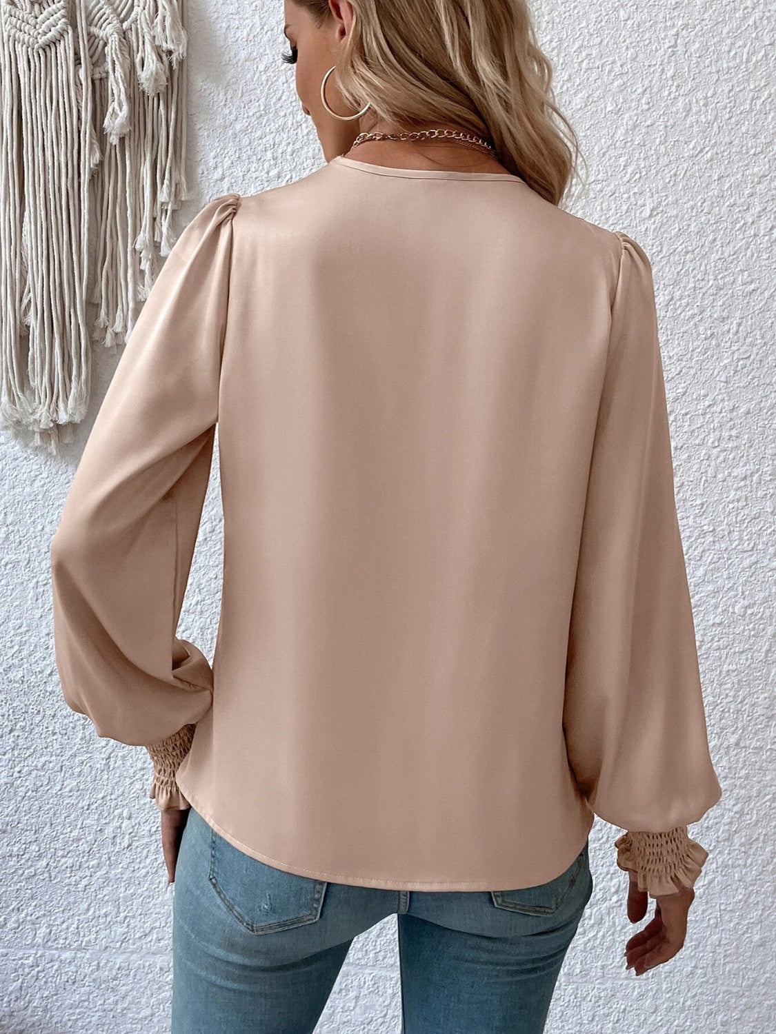 Isla satijnen overslagblouse in beige met lange mouwen voor dames