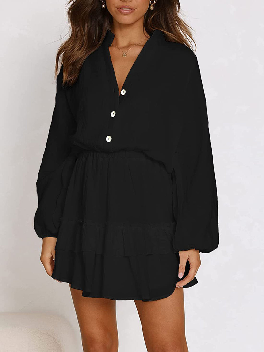 Zwarte mini jurk met volants, knoopsluiting en lange mouwen – luchtig zomerjurkje voor vakantie, casual chic of diner.