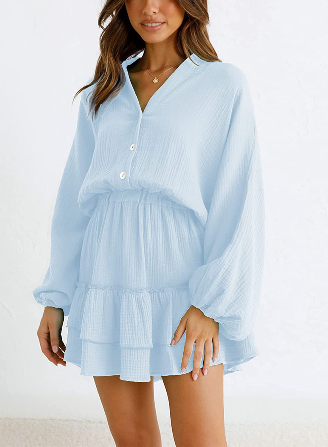 Blauwe mini jurk met volants, knoopsluiting en lange mouwen – luchtig zomerjurkje voor vakantie, casual chic of diner.