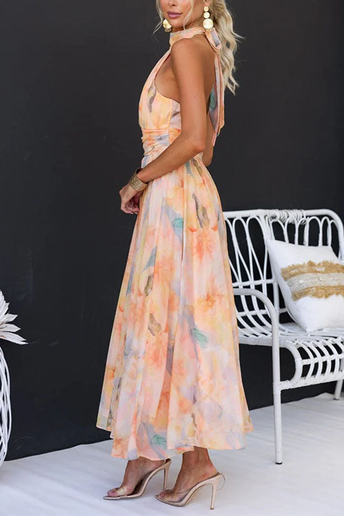Zomerse dames maxi-jurk met halternek, open rug en kleurrijke waterverfprint