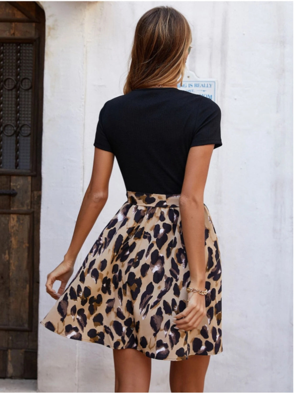 Damesrok met beige panterprint en taille strik – stijlvolle rok voor zomer en avondjes uit