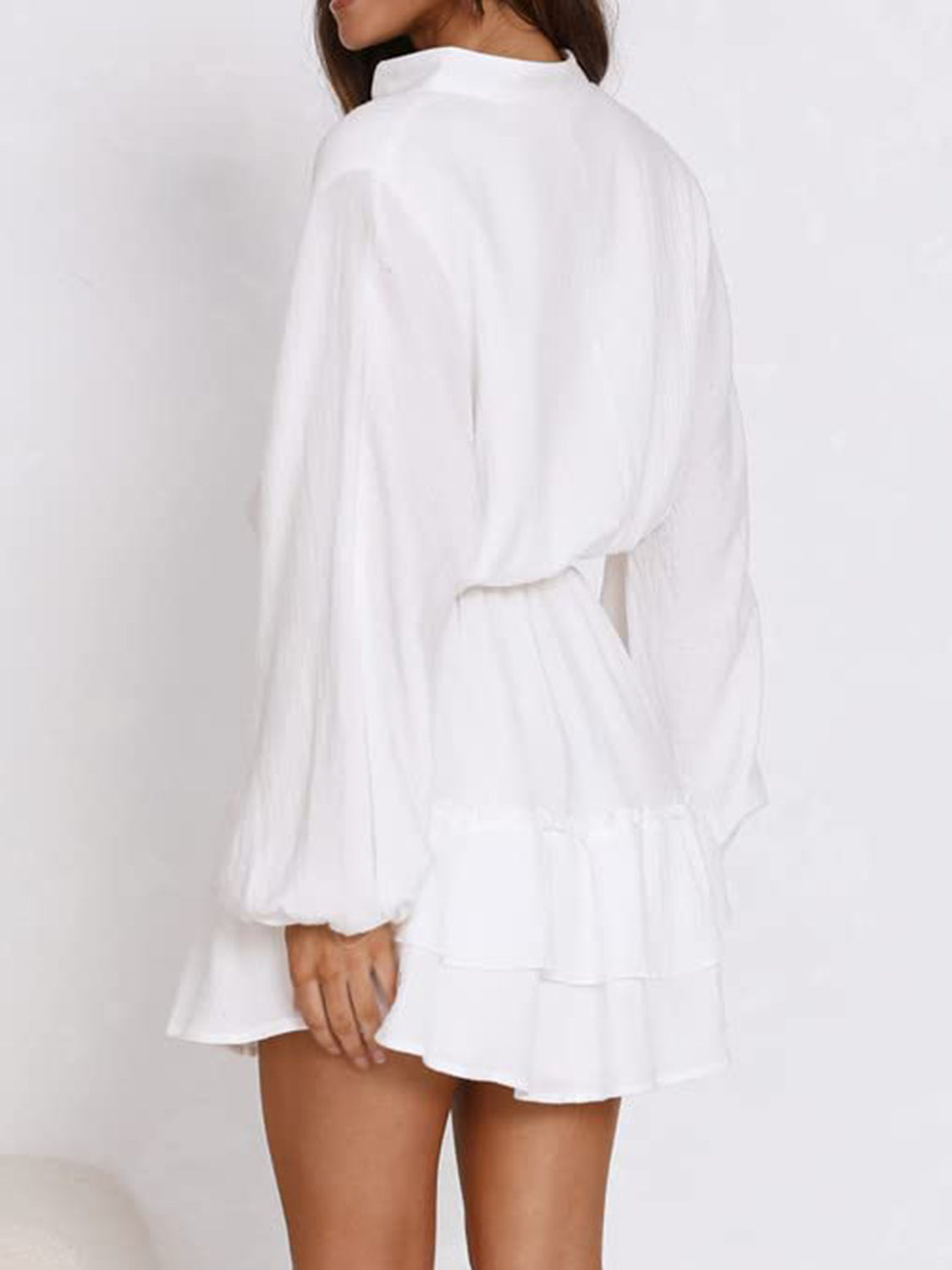 Witte mini jurk met volants, knoopsluiting en lange mouwen – luchtig zomerjurkje voor vakantie, casual chic of diner.