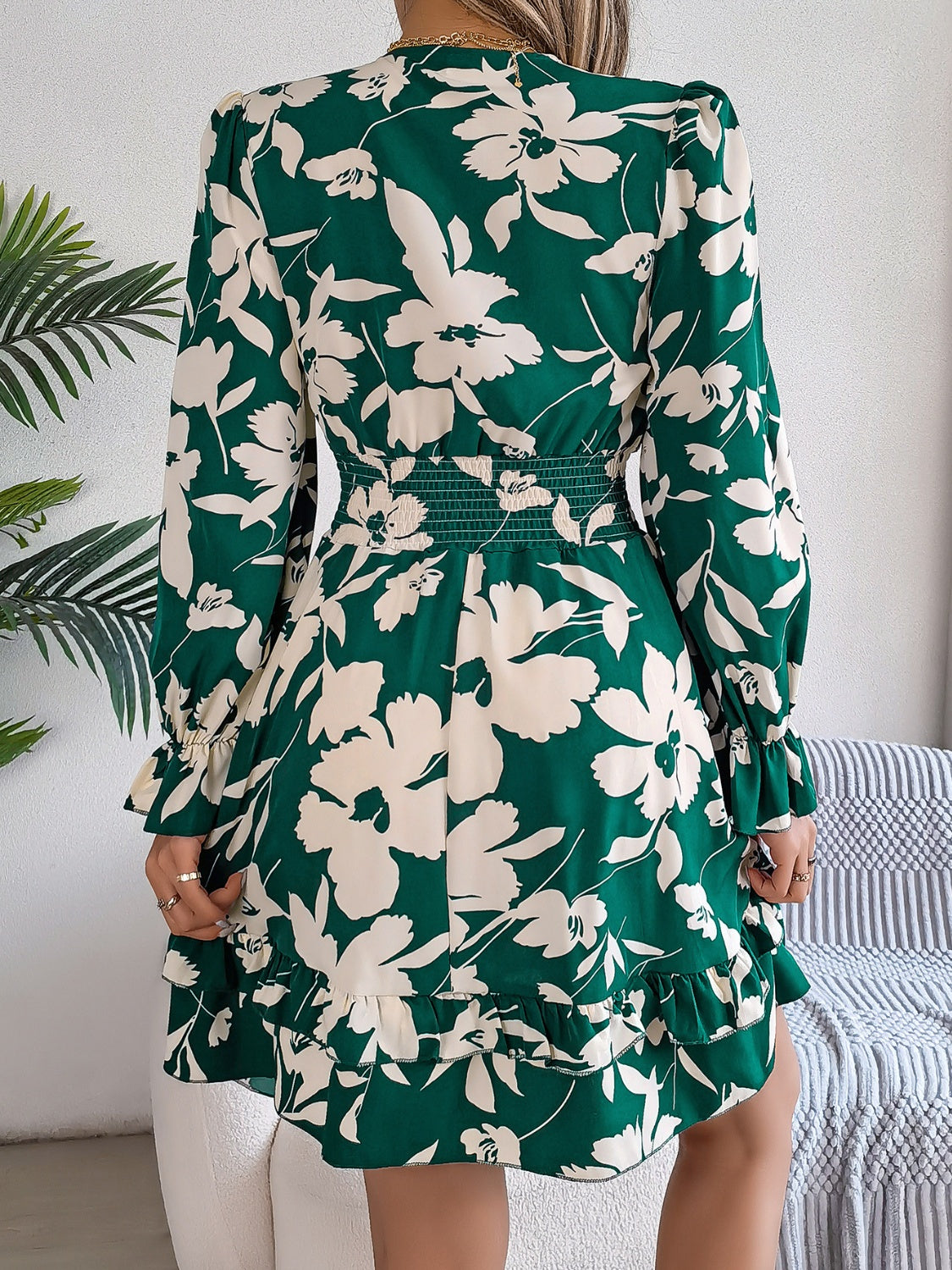 Groene mini jurk met bloemenprint, diepe V-hals met strik en elastische taille – elegante damesjurk voor diner, vakantie en avond uit