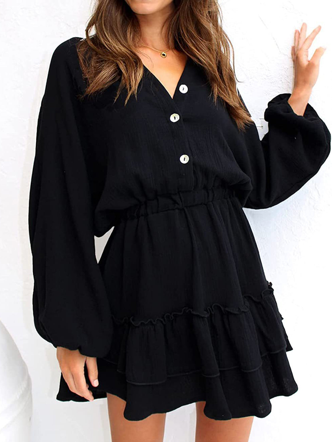 Zwarte mini jurk met volants, knoopsluiting en lange mouwen – luchtig zomerjurkje voor vakantie, casual chic of diner.