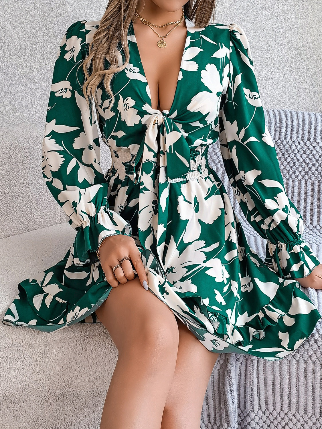 Groene mini jurk met bloemenprint, diepe V-hals met strik en elastische taille – elegante damesjurk voor diner, vakantie en avond uit