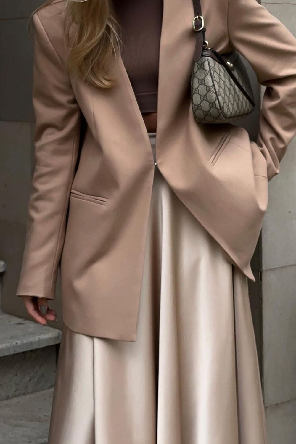 Detail van glanzende champagne satijnen stof maxi rok – luxe damesmode