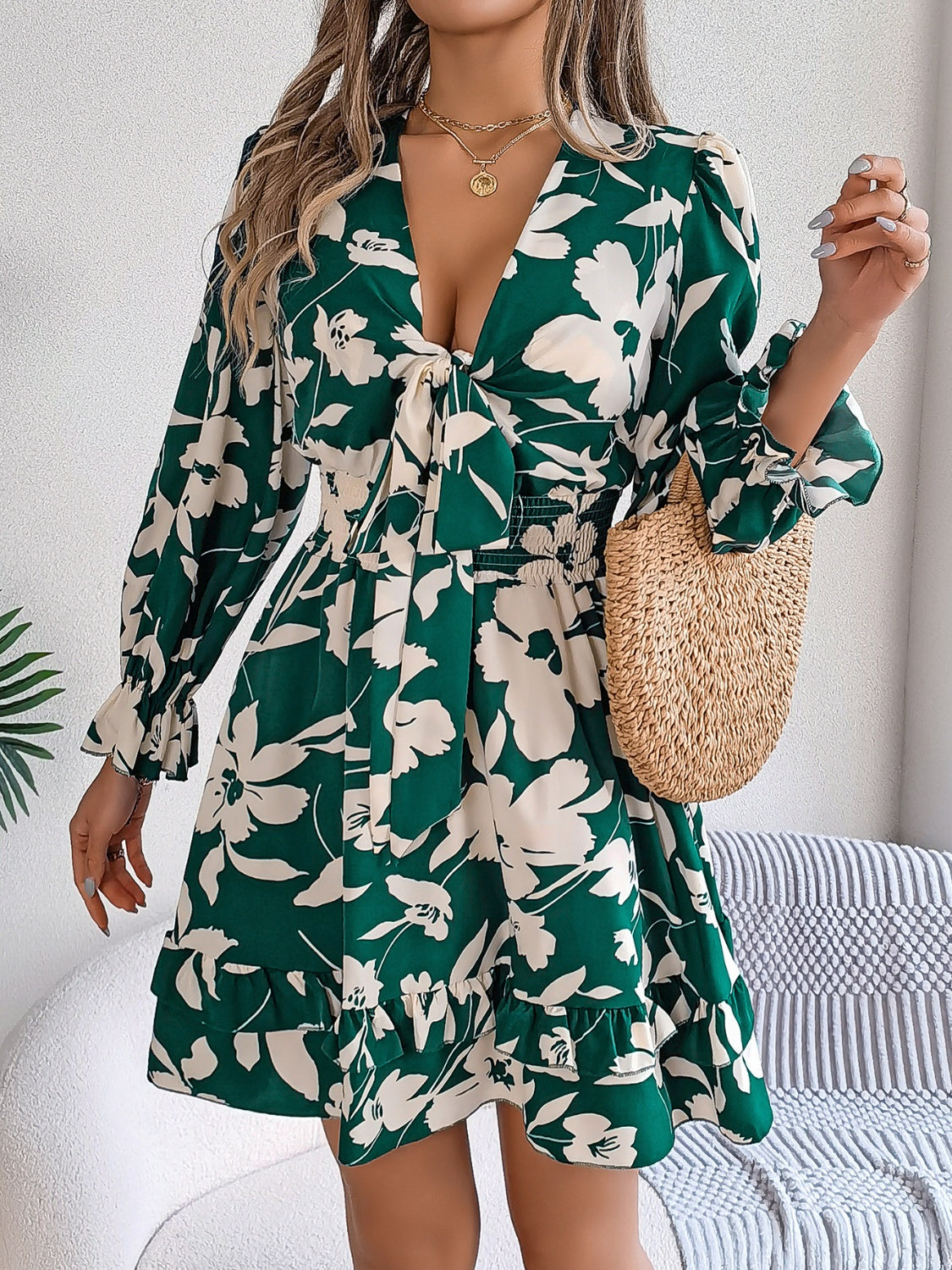 Groene mini jurk met bloemenprint, diepe V-hals met strik en elastische taille – elegante damesjurk voor diner, vakantie en avond uit