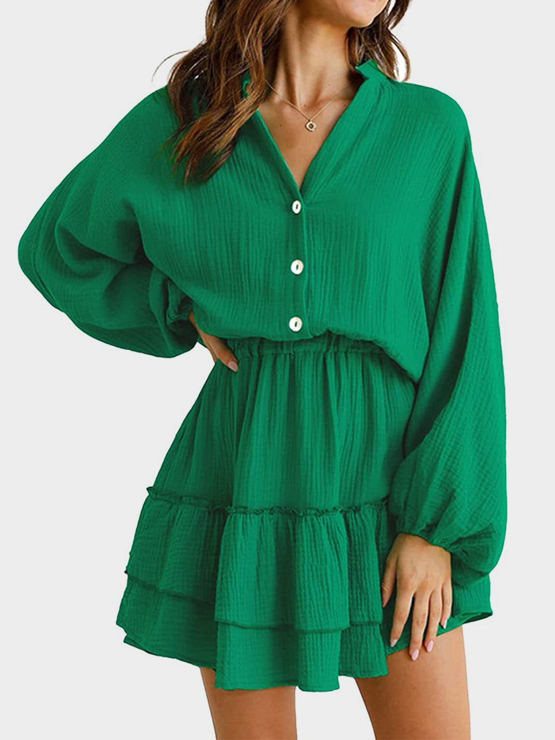 Groene mini jurk met volants, knoopsluiting en lange mouwen – luchtig zomerjurkje voor vakantie, casual chic of diner.