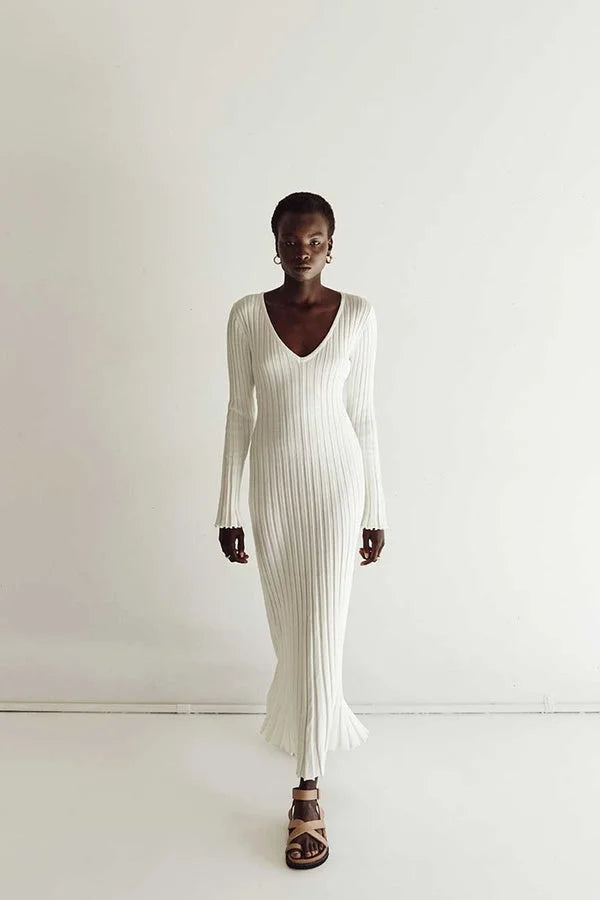 Witte gebreide maxi jurk met V-hals en ribpatroon – Ivory & Silk herfstcollectie