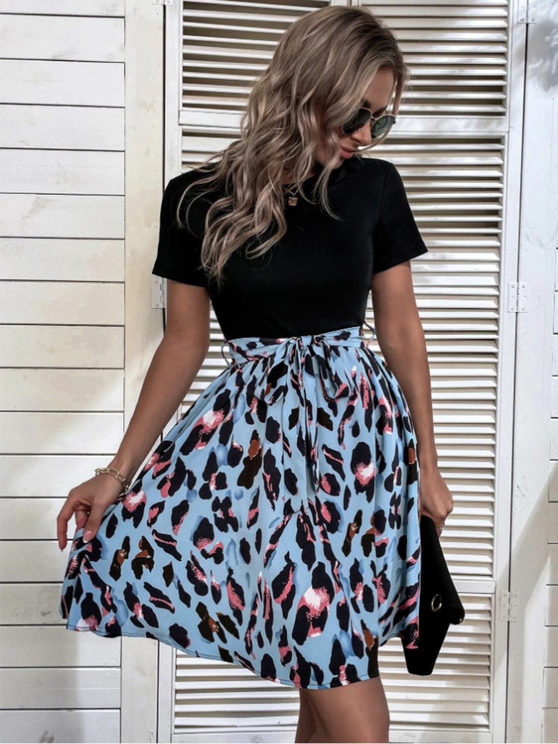 Damesrok met blauwe panterprint en taille strik – zomerrok voor casual en chique looks