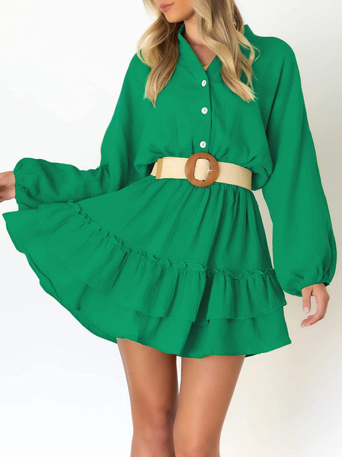 Groene mini jurk met volants, knoopsluiting en lange mouwen – luchtig zomerjurkje voor vakantie, casual chic of diner.