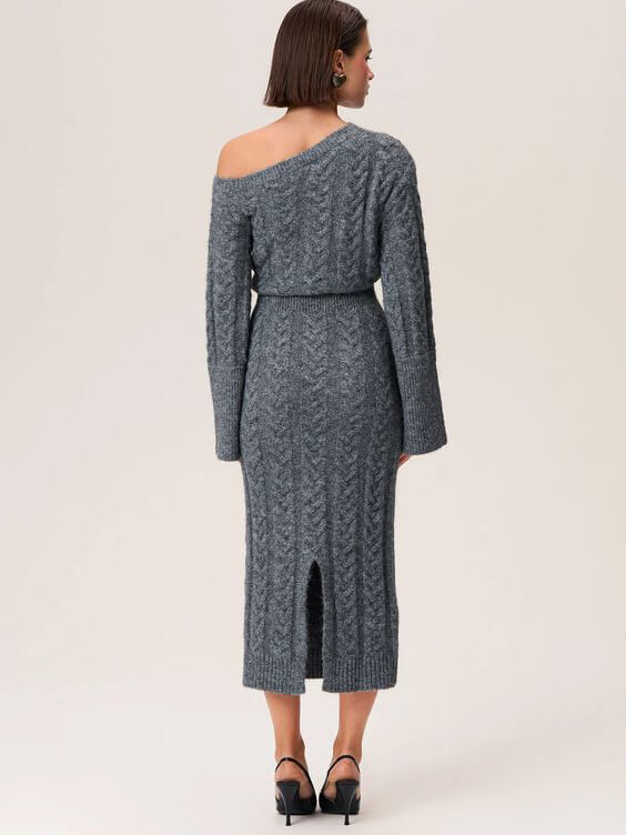 Grijze gebreide midi jurk off-shoulder met kabelpatroon