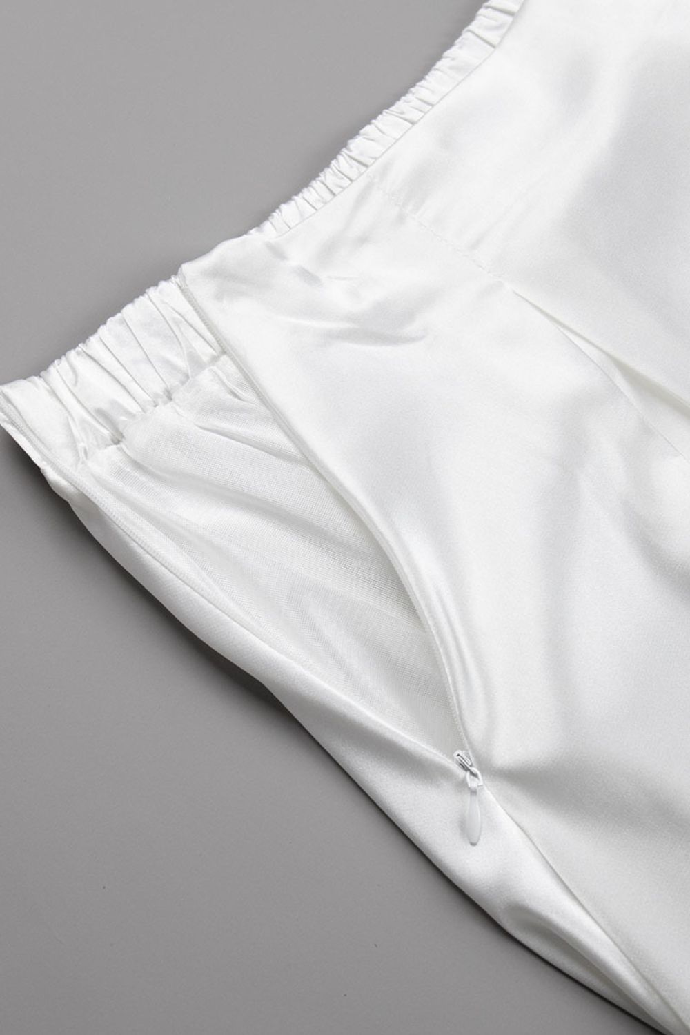 Detail van glanzende champagne satijnen stof maxi rok – luxe damesmode