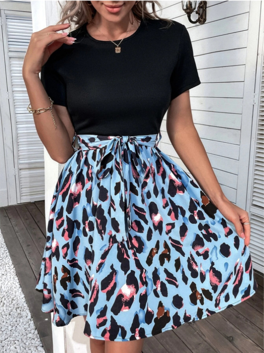 Damesrok met blauwe panterprint en taille strik – zomerrok voor casual en chique looks