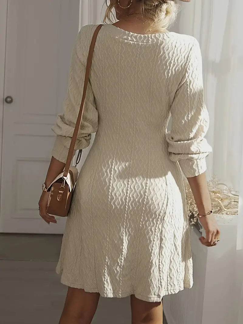 Crème gebreide mini jurk met V-hals en lange mouwen – Ivory & Silk herfstcollectie-achterkant