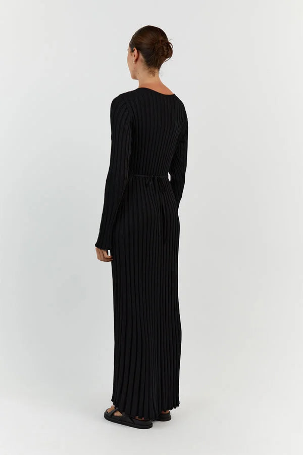 Zwarte gebreide maxi jurk met V-hals en ribpatroon – Ivory & Silk herfstcollectie