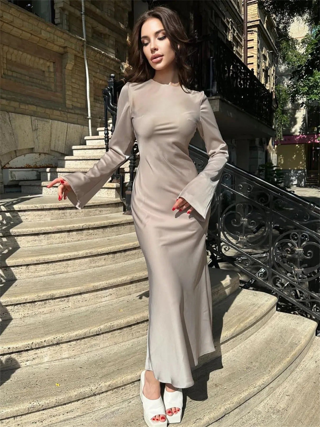 Aurora bruin maxi jurk met lange mouwen en luxe uitstraling