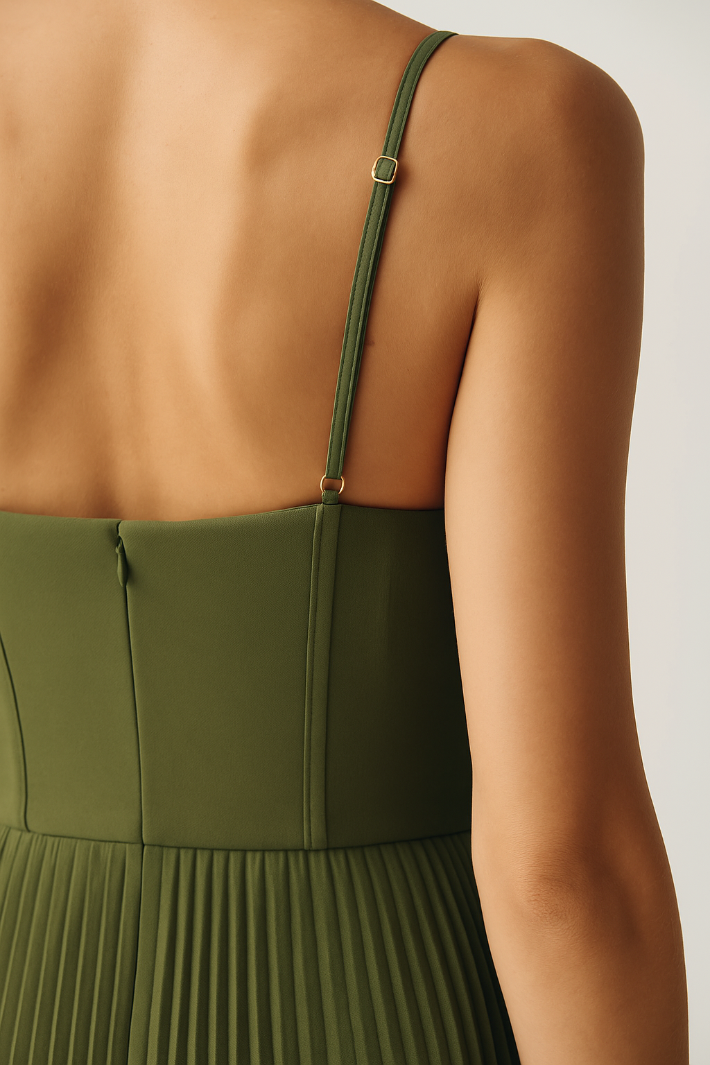 Donatella groene midi jurk met plissé rok en sweetheart halslijn