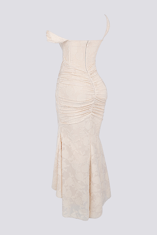 Octavie flatterende maxi jurk in beige – outfit voor bruiloft gast of diner
