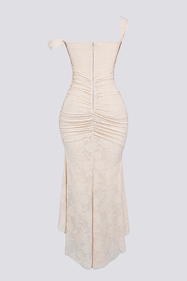 Octavie flatterende maxi jurk in beige – outfit voor bruiloft gast of diner