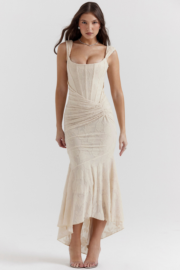 Octavie flatterende maxi jurk in beige – outfit voor bruiloft gast of diner