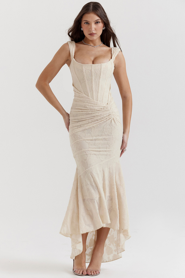 Octavie flatterende maxi jurk in beige – outfit voor bruiloft gast of diner