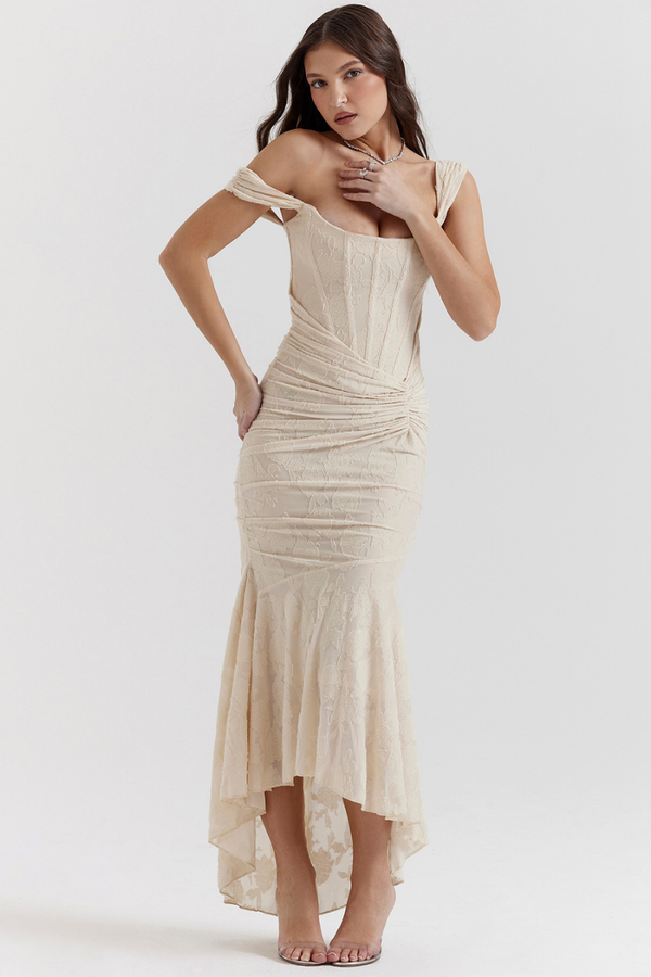 Octavie flatterende maxi jurk in beige – outfit voor bruiloft gast of diner
