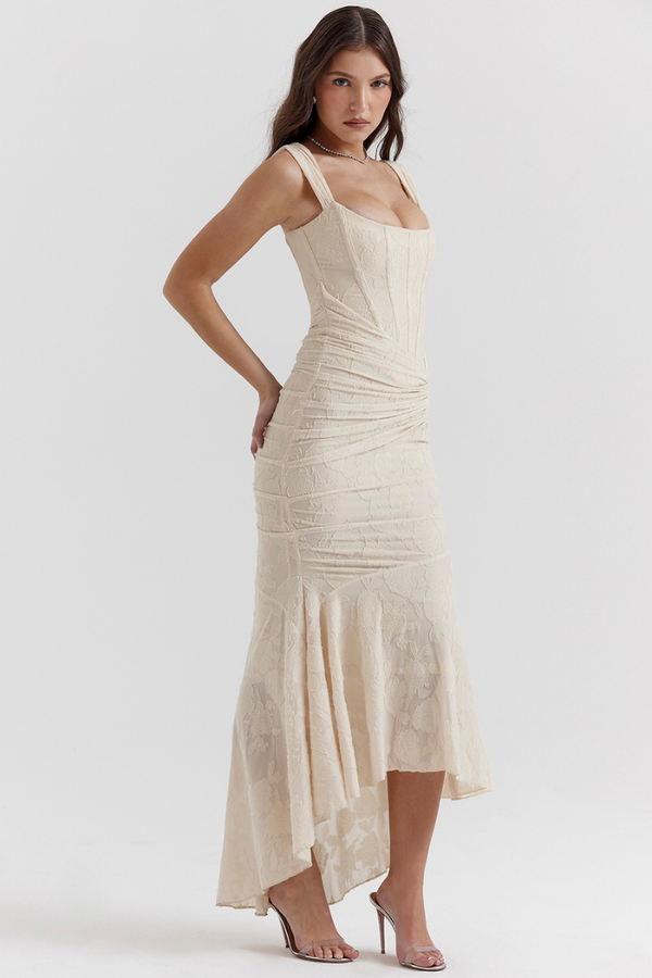 Octavie flatterende maxi jurk in beige – outfit voor bruiloft gast of diner