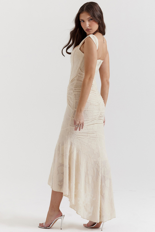 Octavie flatterende maxi jurk in beige – outfit voor bruiloft gast of diner