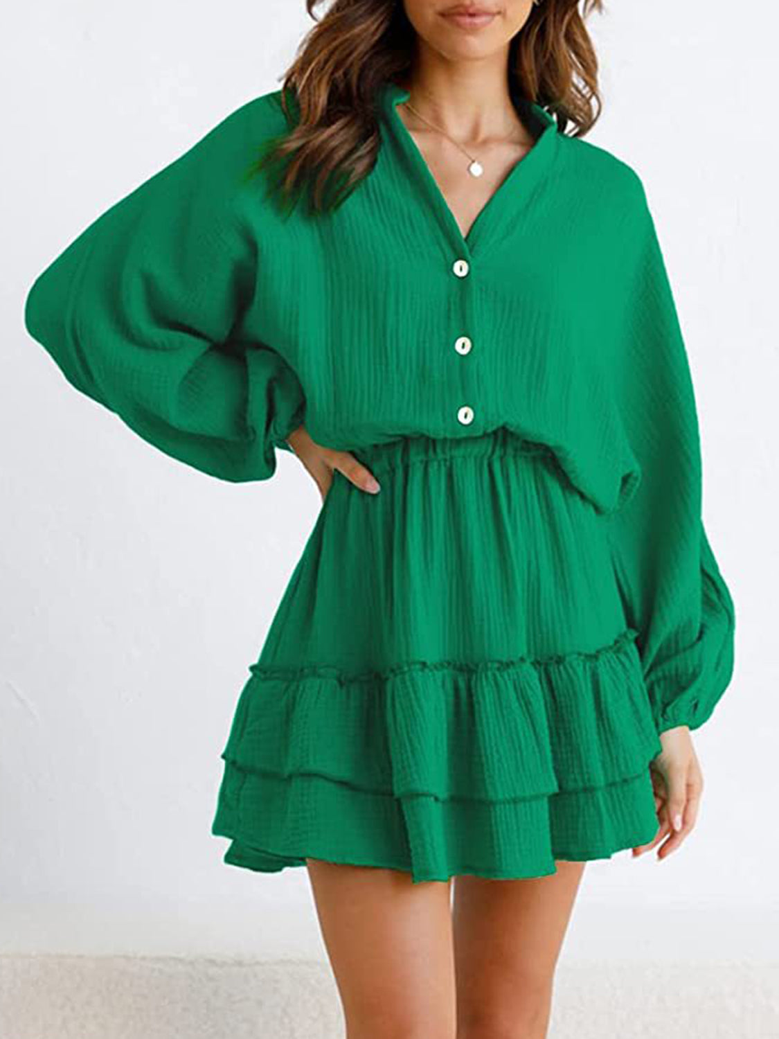 Groene mini jurk met volants, knoopsluiting en lange mouwen – luchtig zomerjurkje voor vakantie, casual chic of diner.