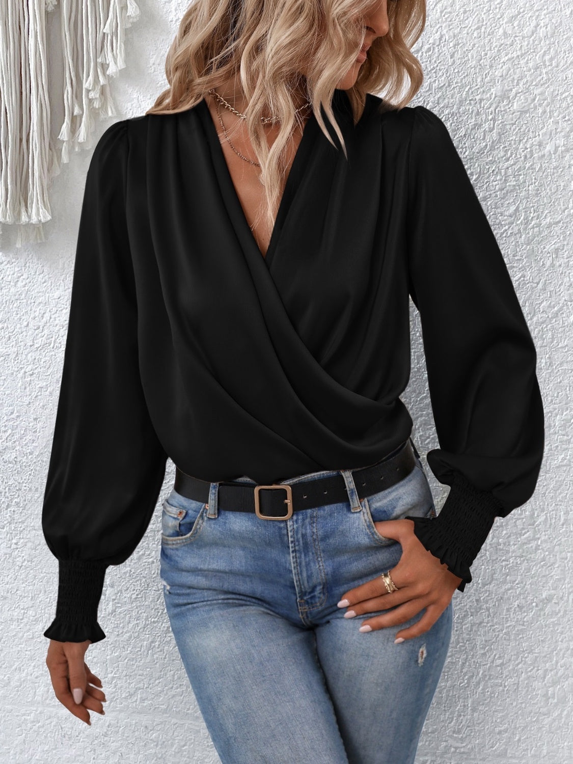 Isla satijnen overslagblouse in zwart met lange mouwen voor dames
