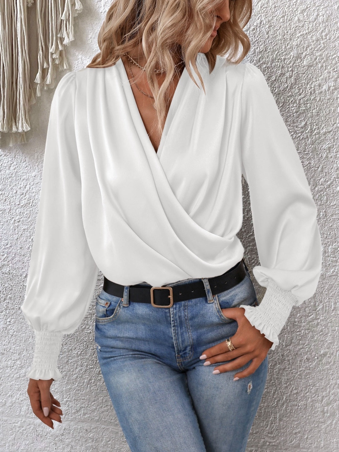 Isla satijnen overslagblouse in wit met lange mouwen voor dames