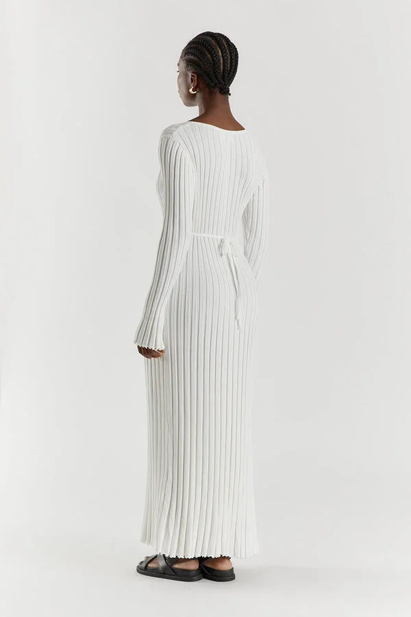Achterkant Witte gebreide maxi jurk met V-hals en ribpatroon – Ivory & Silk herfstcollectie