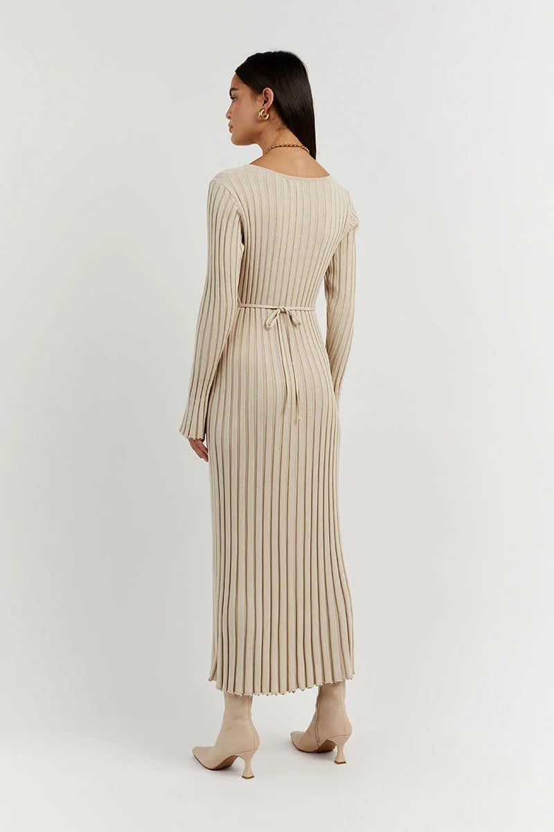 Beige gebreide maxi jurk met V-hals en ribpatroon – Ivory & Silk herfstcollectie