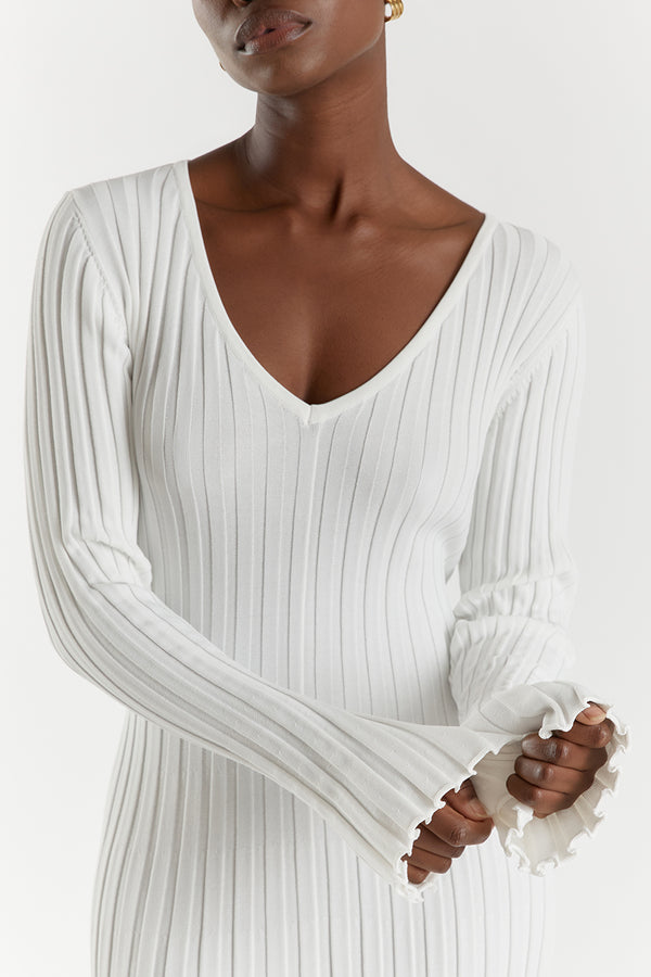 Witte gebreide maxi jurk met V-hals en ribpatroon – Ivory & Silk herfstcollectie