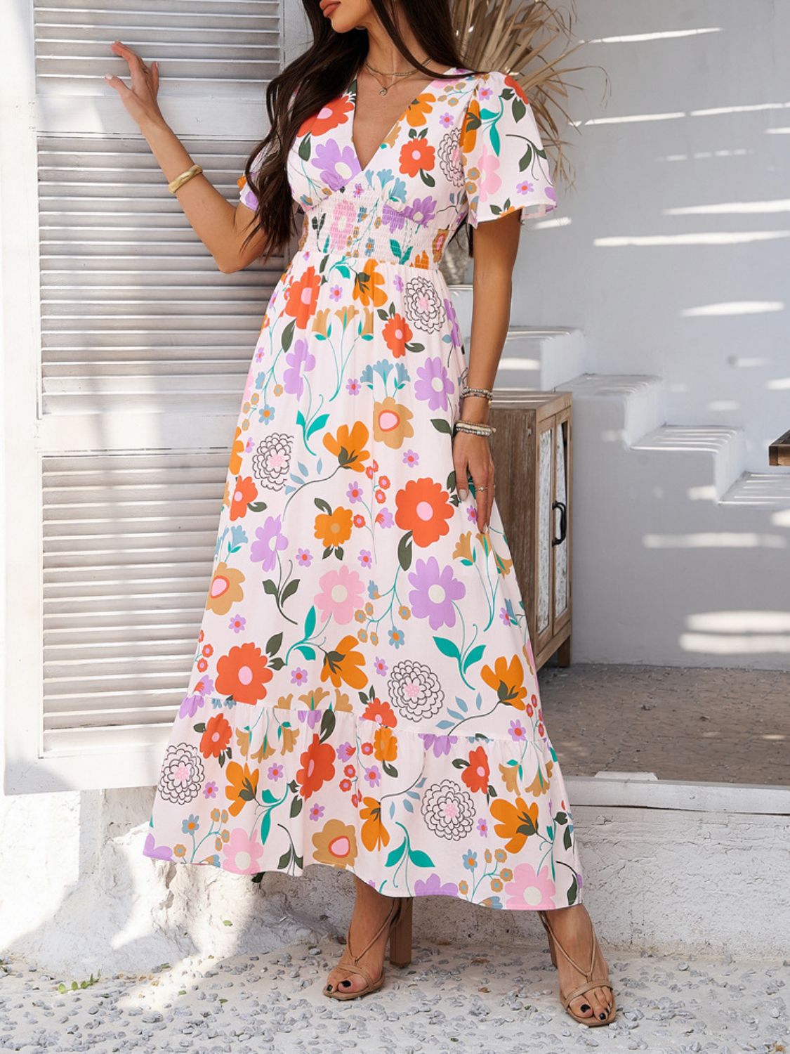 Kleurrijke maxi jurk met bloemenprint, V-hals en korte vlindermouwen – ideaal voor tuinfeesten, vakanties en bruiloften als gast.