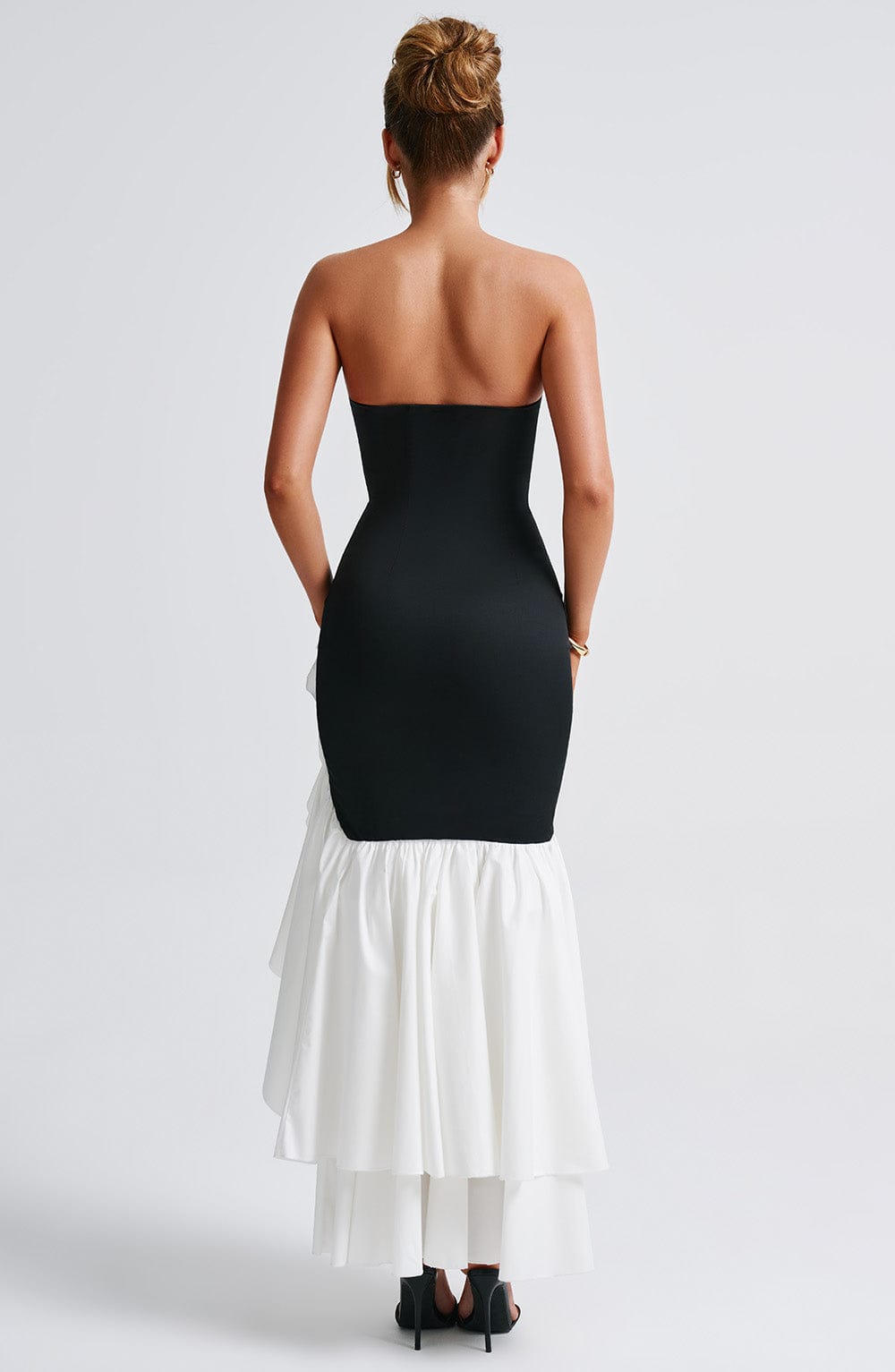 Nerina strapless maxi jurk met ruffles en split zwart wit