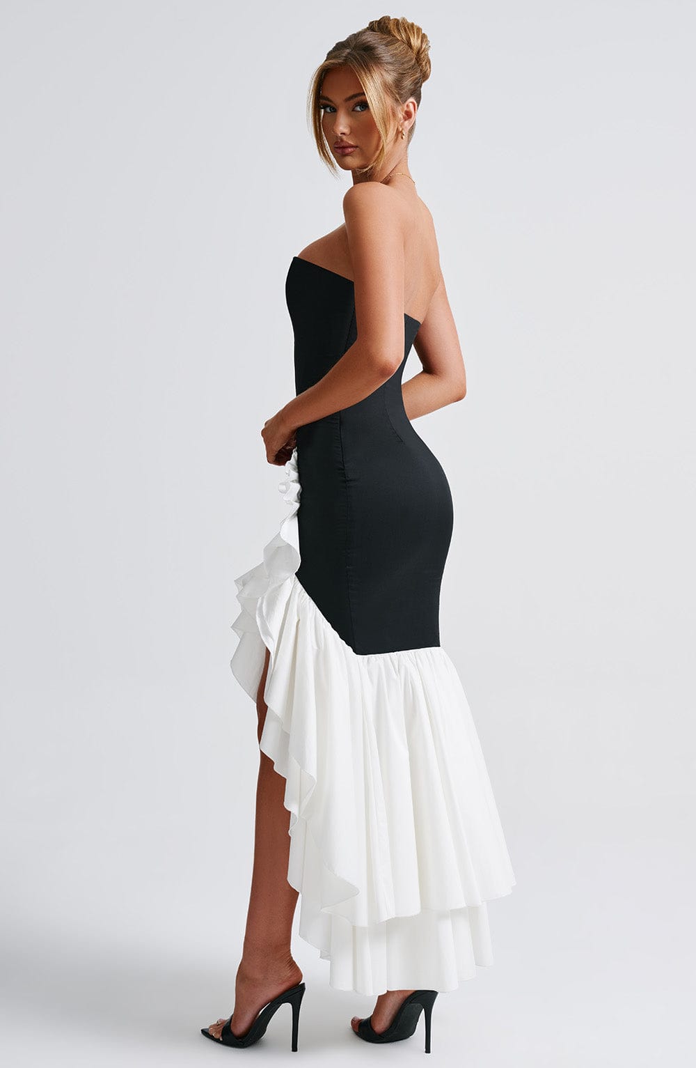 Nerina strapless maxi jurk met ruffles en split zwart wit