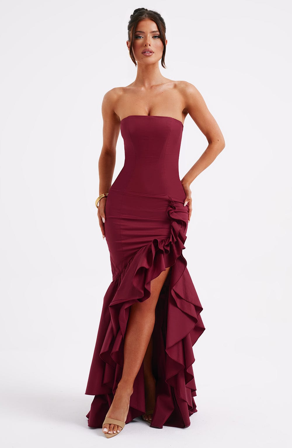 Nerina strapless maxi jurk met ruffles en split in bourgondisch rood
