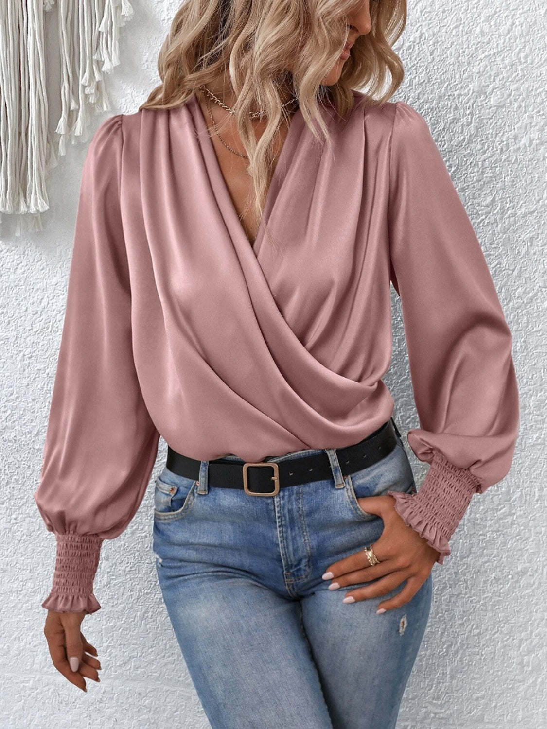 Isla satijnen overslagblouse in roze met lange mouwen voor dames