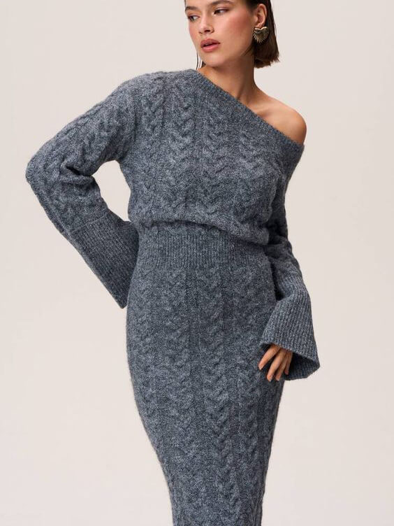 Grijze gebreide midi jurk off-shoulder met kabelpatroon