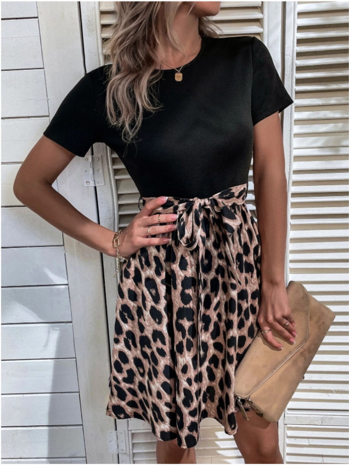 Damesrok met beige panterprint en taille strik – stijlvolle rok voor zomer en avondjes uit